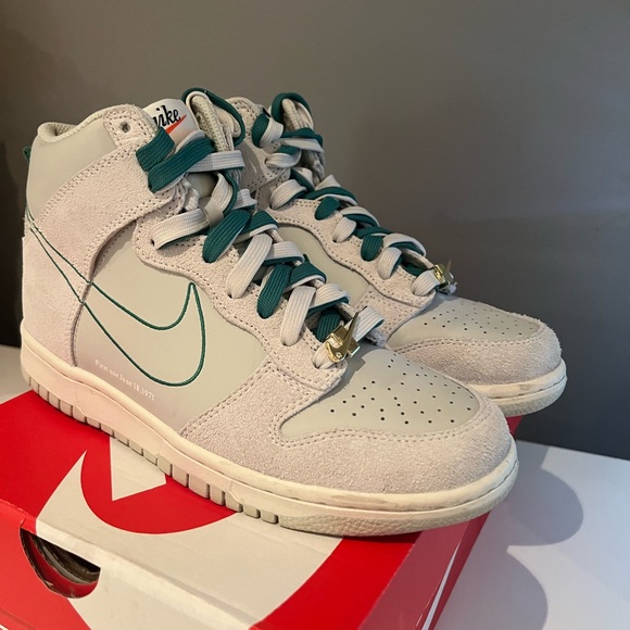 Nike Dunk High SE-Light Bone/Sail/Green Noise - Picture 2 of 5